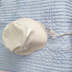 Lululemon women's wide brimmed bucket hat with strap